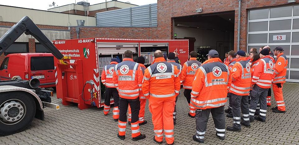 Besichtigung der Abrollbehälter ManV an Feuer- und Rettungswache Greven