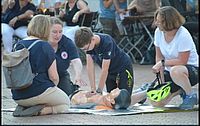 Helferinnen und Helfer des DRK führten dem Publikum praktische Übungen zur Herdruck-Massage durch 