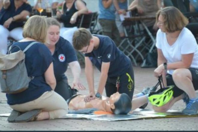 Helferinnen und Helfer des DRK führten dem Publikum praktische Übungen zur Herdruck-Massage durch 