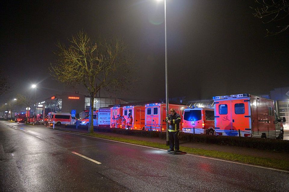 Bereitstellungsraum der Rettungskräfte in Mesum (Foto: Jens Keblat)