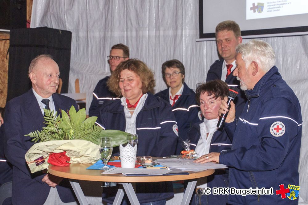 Werner Kersken (l.) erhielt die Ehrennadel für  60jährige DRK-Mitgliedschaft. Annette Wolters (stellv. Vorsitzende), Ingrid Steinfeld (Geschäftsführerin) und Ulrich Hoyer (Vorsitzender) gratulierten.