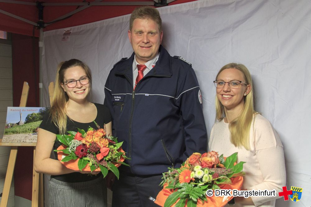 Rotkreuzleiter Dirk Wiening bedankte sich bei Johanna Schemp (l.) und Larissa Ehmke für die UNterstützung bei Infofilm und Erste-Hilfe-Kampagne.