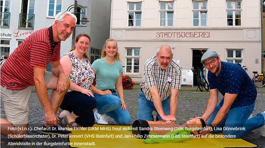 Chefarzt Dr. Markus Eichler (UKM MHS) freut sich mit Sandra Steenweg (DRK Burgsteinfurt), Lisa Dönnebrink (Schülerblasorchster), Dr. Peter Krevert (VHS Steinfurt) und Jan-Philip Zimmermann (FBS Steinfurt) auf die besondere Abendvisite in der Burgsteinfu