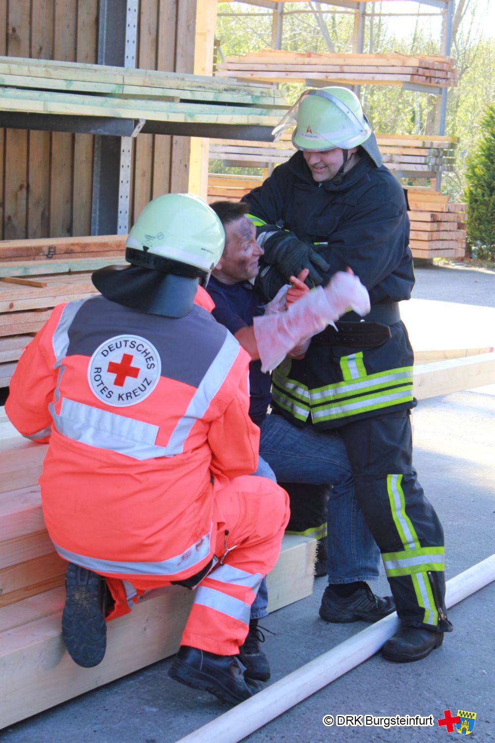 Zusammenarbeit mit der Feuerwehr bei der Erstversorgung und Abtransport einer verletzen Person Zusammenarbeit mit der Feuerwehr bei der Erstversorgung und Abtransport einer verletzen Person